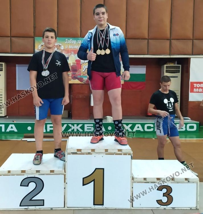 Сребърният медалист в кат.81 Костадин Костадинов /вляво/ и шампионът в кат.98 кг. Диян Янчев 