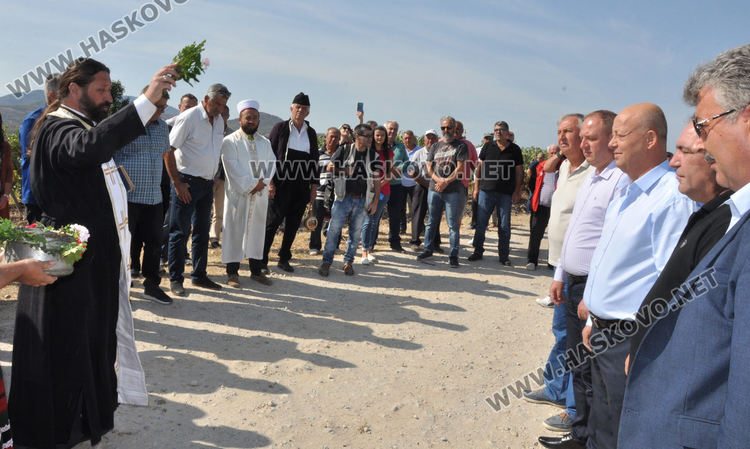 Поп и имам осветиха нов път между Воден и Сусам