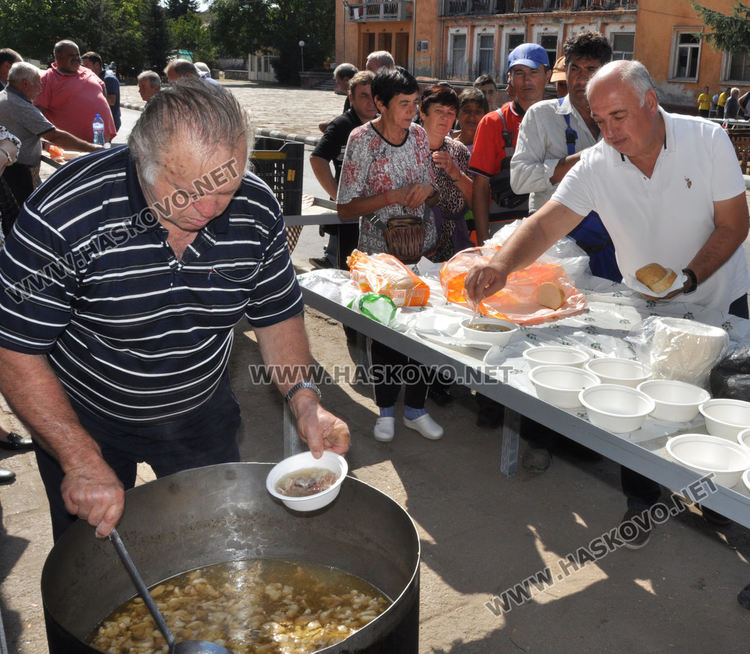 Поп и имам осветиха нов път между Воден и Сусам