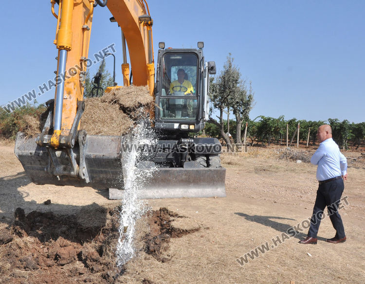 Поп и имам осветиха нов път между Воден и Сусам