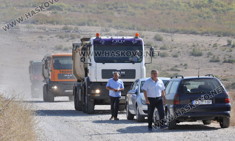 Поп и имам осветиха нов път между Воден и Сусам