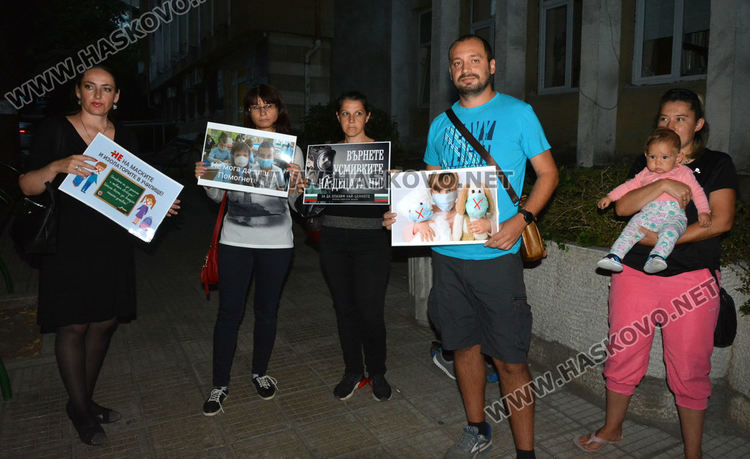 Хасковлии недоволстват срещу задължителното носене на маски в училище