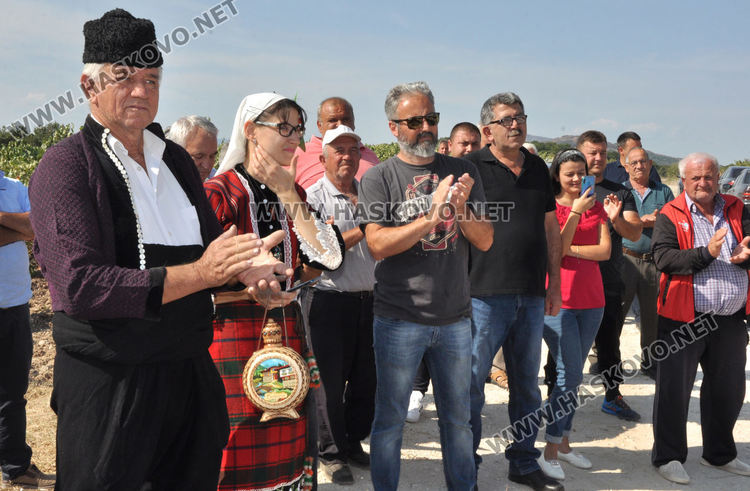 Поп и имам осветиха нов път между Воден и Сусам