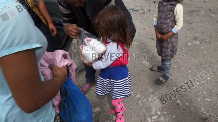 Ромите останали без къщи след пожар: Благодарим за дрехите... ама пари искаме, що не носите