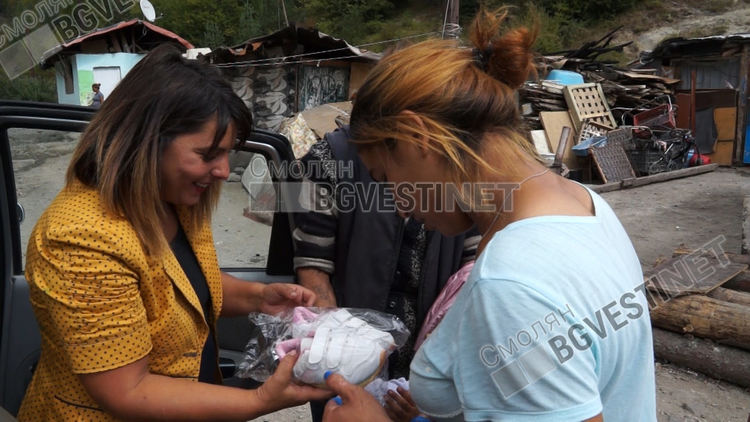Ромите останали без къщи след пожар: Благодарим за дрехите... ама пари искаме, що не носите