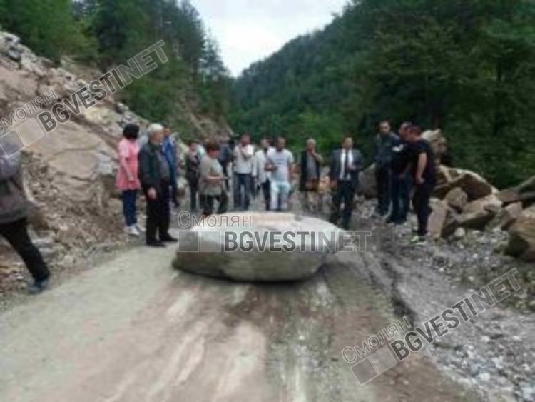 десетки протестираха, заради свлачището преди 2 години