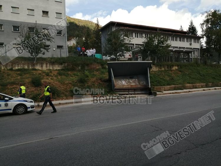 Няма пострадали от автобуса, съборил спирка в Смолян. Полицията издирва шофьора