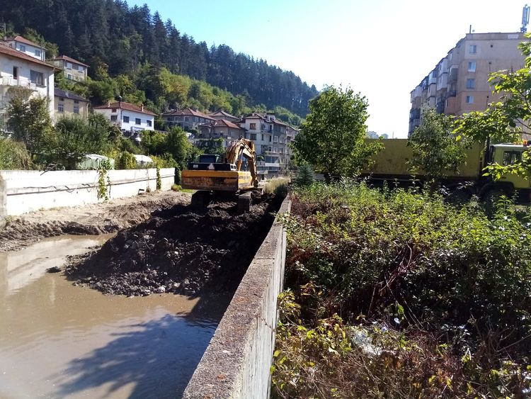 Тонове наноси извадиха от река Бяла, речното корито вече е почистено