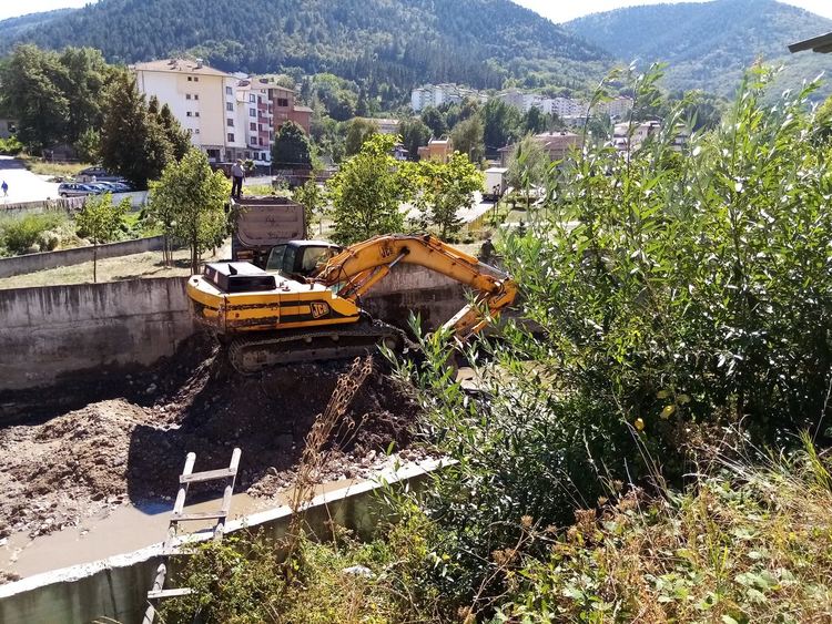 Тонове наноси извадиха от река Бяла, речното корито вече е почистено