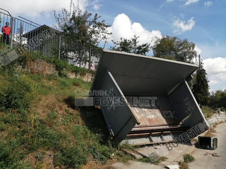 Няма пострадали от автобуса, съборил спирка в Смолян. Полицията издирва шофьора