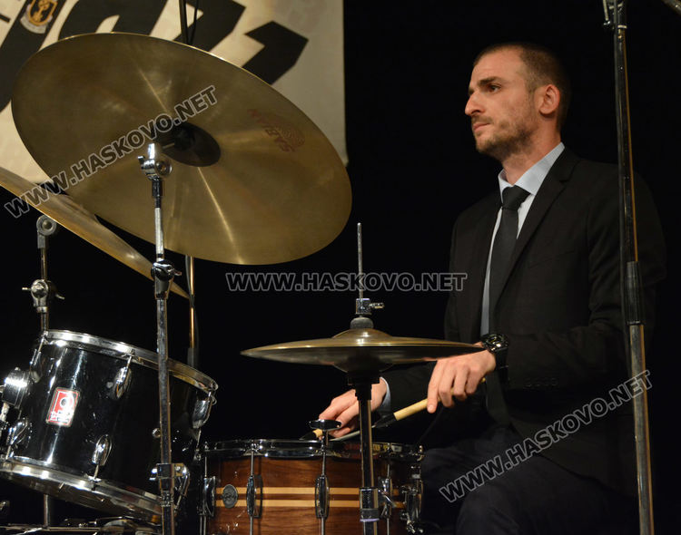 Брилянтен Васил Петров вдигна публиката на Хасково джаз  на крака