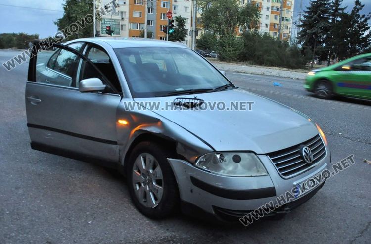 Хасковски Пасат засече кърджалийско БМВ на кръстовище