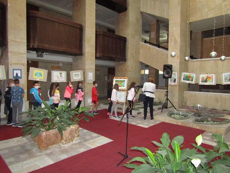 Областна администрация е домакин на пътуващата изложба "Обич за България"