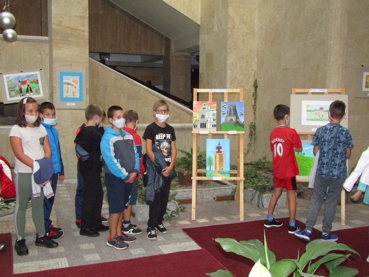 Областна администрация е домакин на пътуващата изложба "Обич за България"