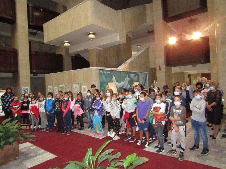 Областна администрация е домакин на пътуващата изложба "Обич за България"