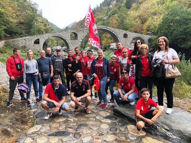 Феновете на „Ливърпул“ в България посетиха Дяволския мост и Орловите скали