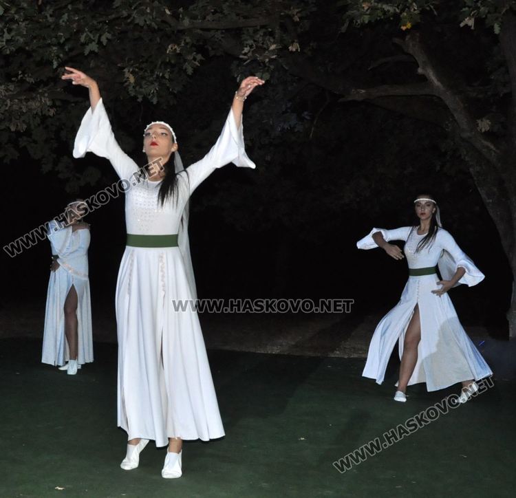 Красива приказка за любовта и свободата разказаха балерините от „Рона“ насред гората