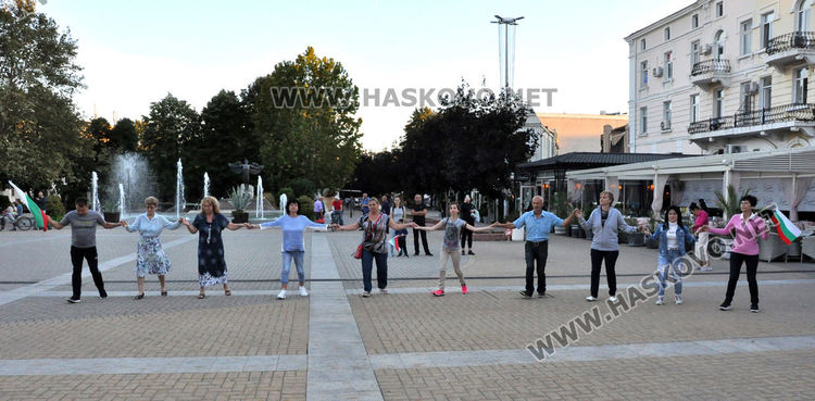 Подновиха неделното хоро в центъра на Хасково