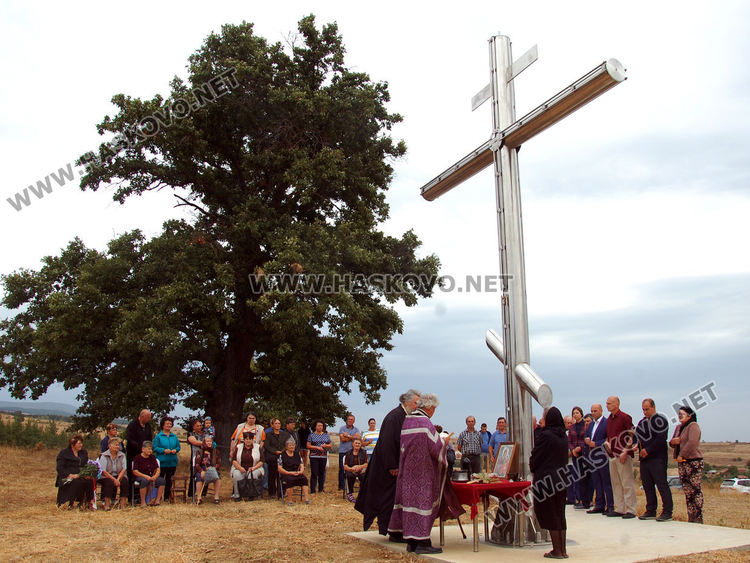 7- метров светещ кръст издигнаха край вековен дъб до Студена