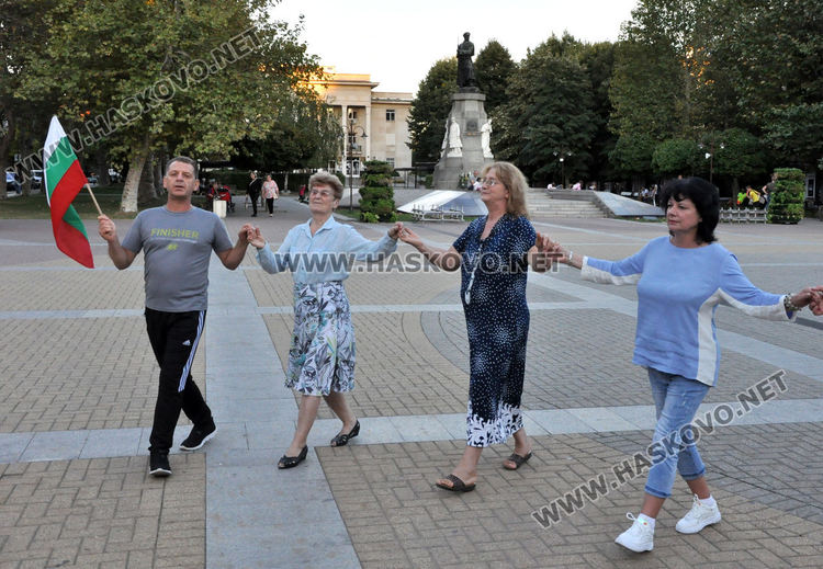 Подновиха неделното хоро в центъра на Хасково
