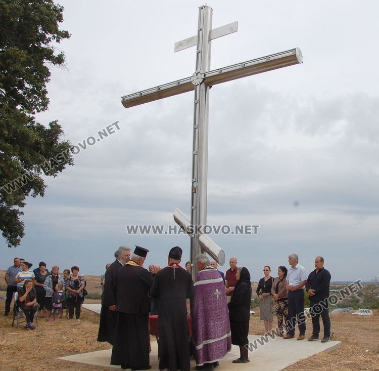 7- метров светещ кръст издигнаха край вековен дъб до Студена