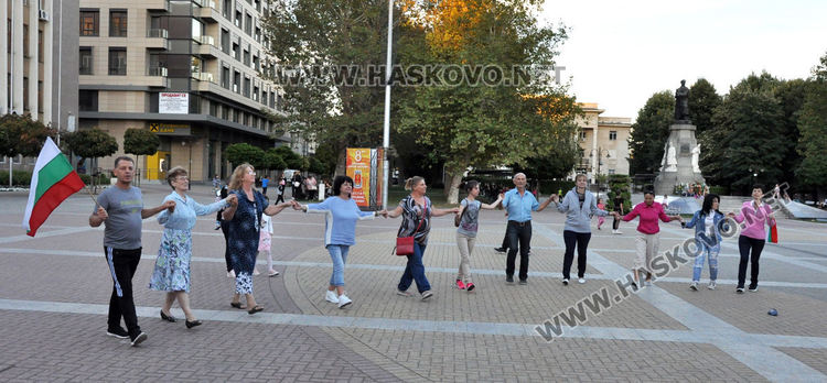 Подновиха неделното хоро в центъра на Хасково