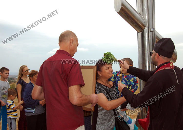 7- метров светещ кръст издигнаха край вековен дъб до Студена