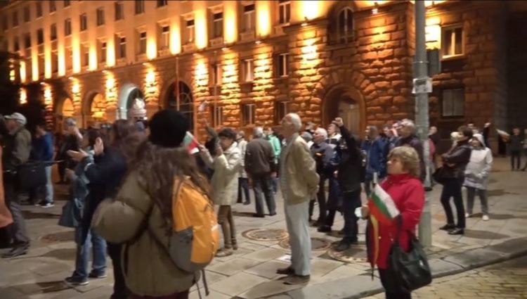 Ден 80: "Атлас" подкрепиха протеста с "Есенни цветя"