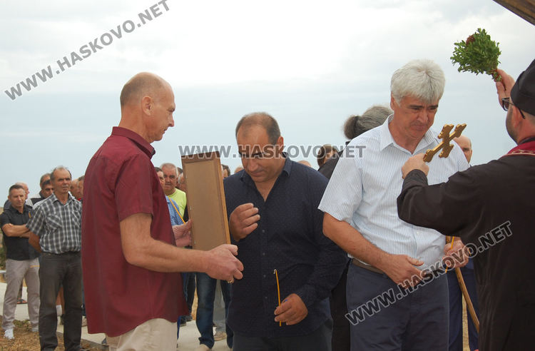 7- метров светещ кръст издигнаха край вековен дъб до Студена