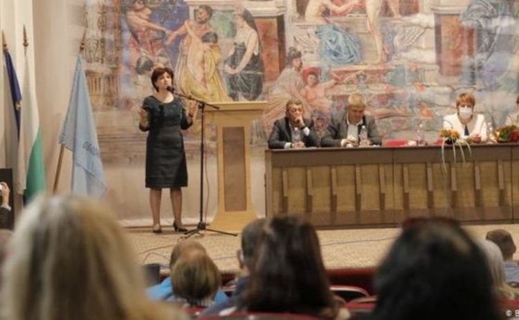 "Хóди пeшa, бe!" Простащина по върховете на властта в България