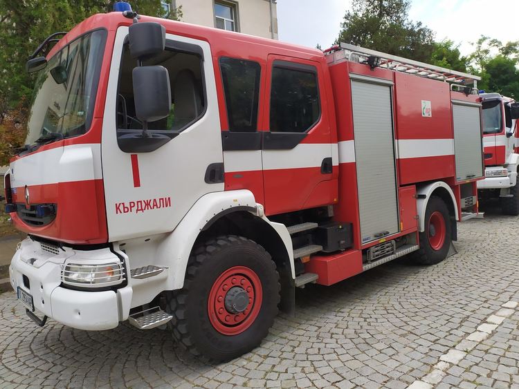 Горяха бали слама, огнеборци спасиха сгради при село Сипец