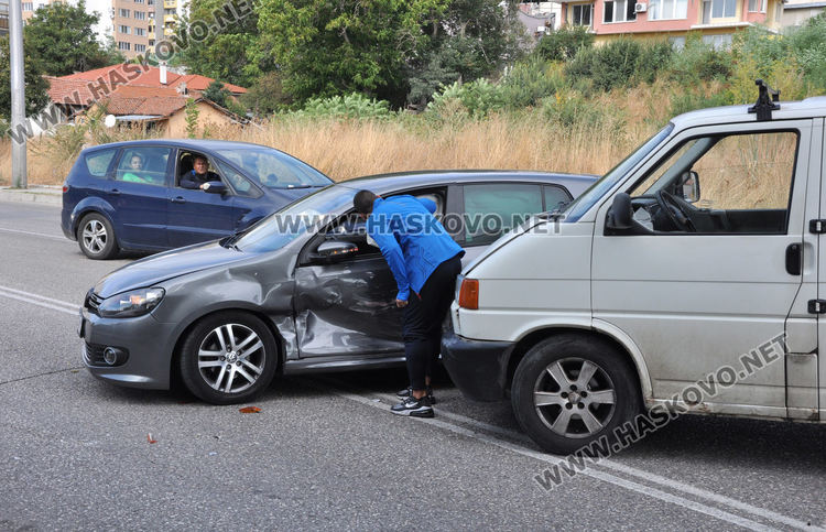 Нeопитен шофьор се отърва на косъм от сериозен инцидент при неправилна маневра