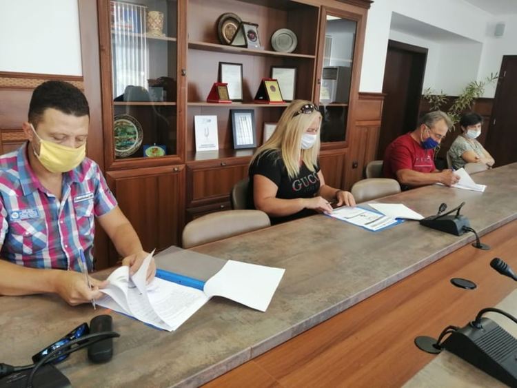  Подписаха договорите с одобрените проекти за междублоковите пространства в Димитровград 