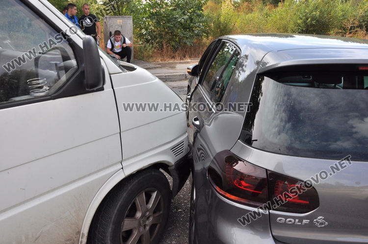 Нeопитен шофьор се отърва на косъм от сериозен инцидент при неправилна маневра