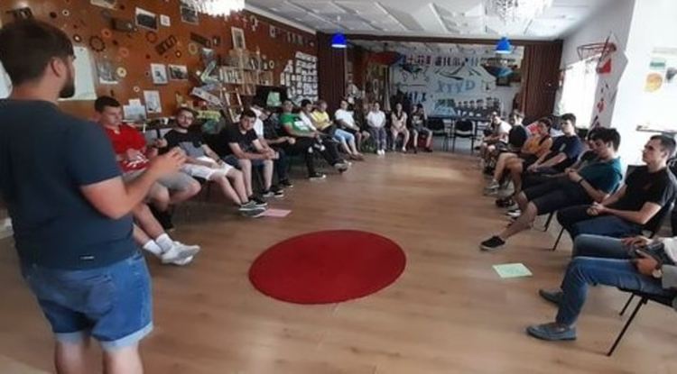 Клуб на жените "Родопчанка" срещна на живо младежи с успели родопчани