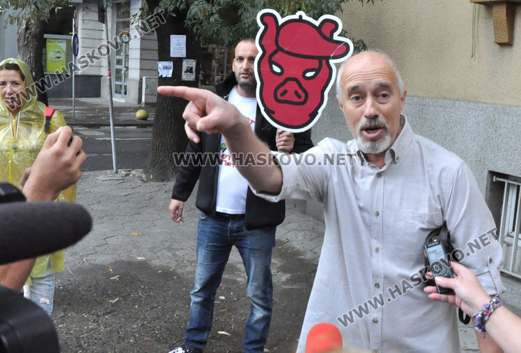 Демонстранти освиркаха Гешев пред съдебната палата в Хасково