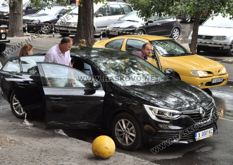 Демонстранти освиркаха Гешев пред съдебната палата в Хасково