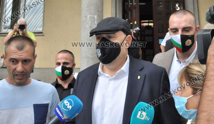 Демонстранти освиркаха Гешев пред съдебната палата в Хасково