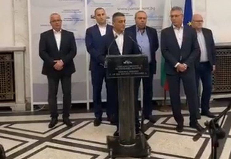 6 депутати от БСП напускат парламентарната група, петима от тях - и партията