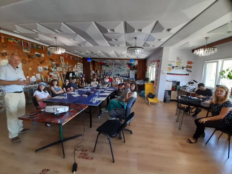 Клуб на жените "Родопчанка" срещна на живо младежи с успели родопчани