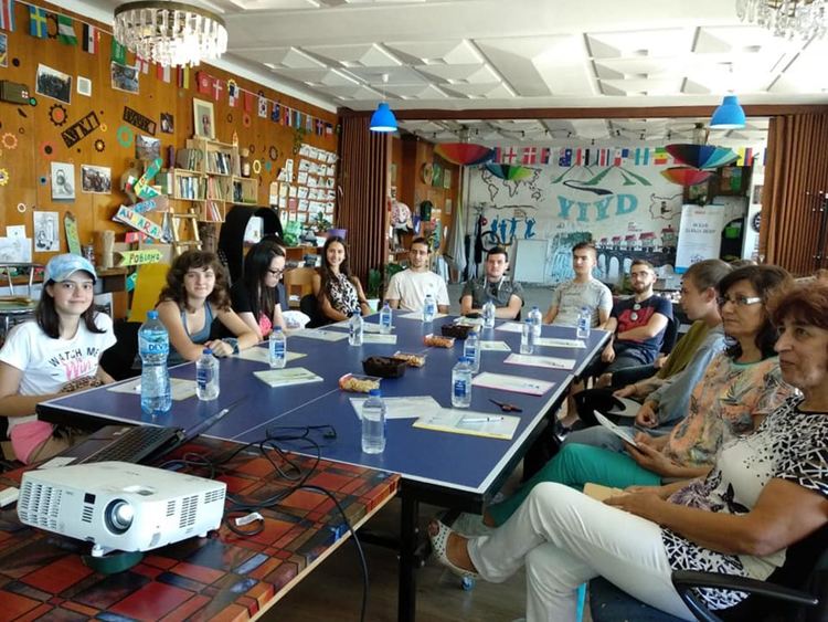 Клуб на жените "Родопчанка" срещна на живо младежи с успели родопчани