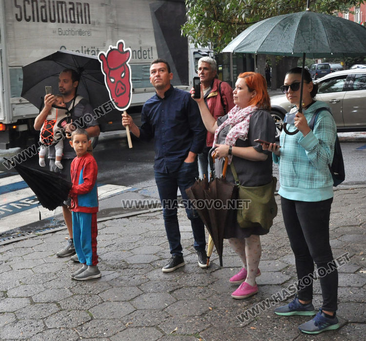 Демонстранти освиркаха Гешев пред съдебната палата в Хасково