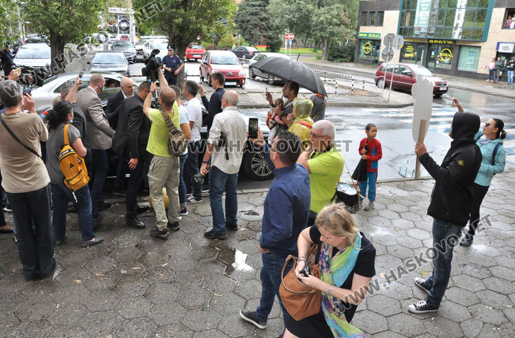 Демонстранти освиркаха Гешев пред съдебната палата в Хасково
