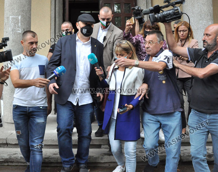 Демонстранти освиркаха Гешев пред съдебната палата в Хасково