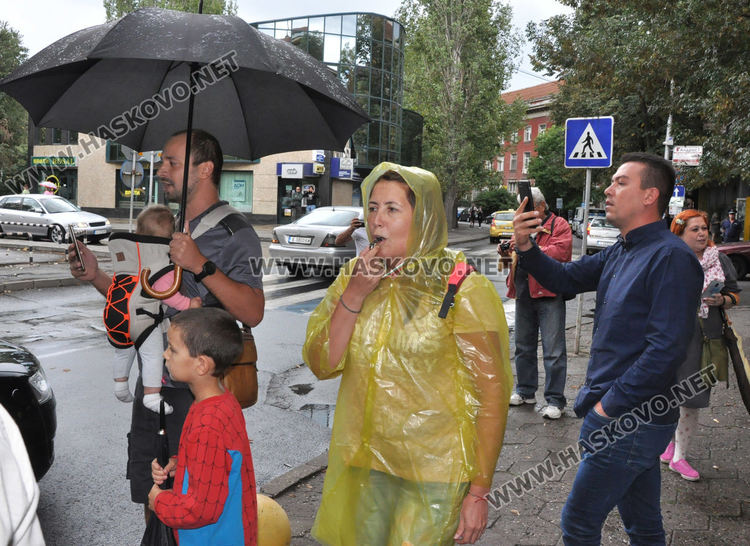 Демонстранти освиркаха Гешев пред съдебната палата в Хасково