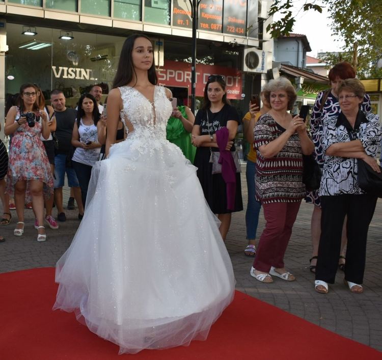 Изложба на изкуствени цветя и булчински рокли от миналото показват в Исторически музей - Асеновград