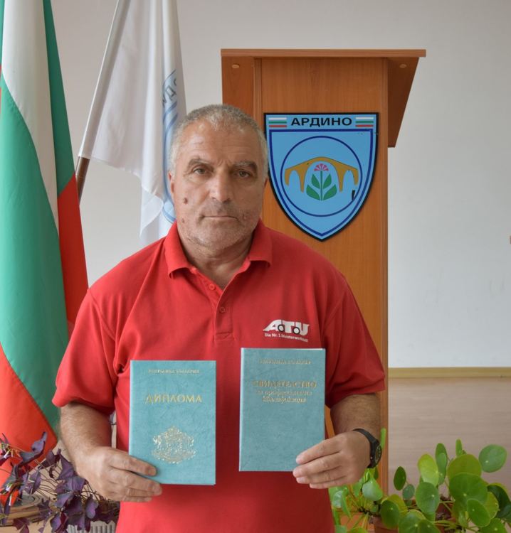 Навръх 60-годишният си юбилей Алимехмед Ахмед се сдоби със средно образование 