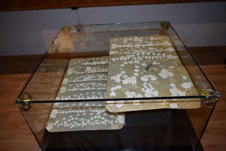 Изложба на изкуствени цветя и булчински рокли от миналото показват в Исторически музей - Асеновград