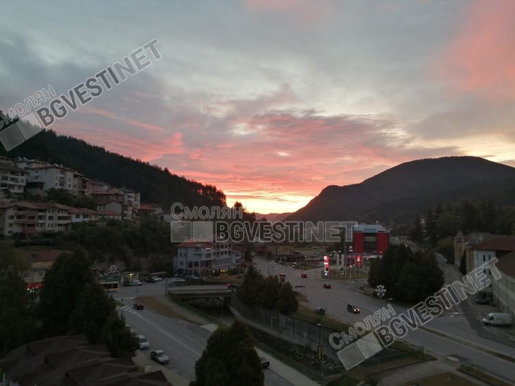 Застудява, въпреки есенното слънце, над 1900 метра прехвърча сняг