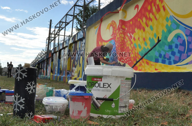 Изкуството обединява: Графити фестивал на оградата на бежанския лагер в Харманли